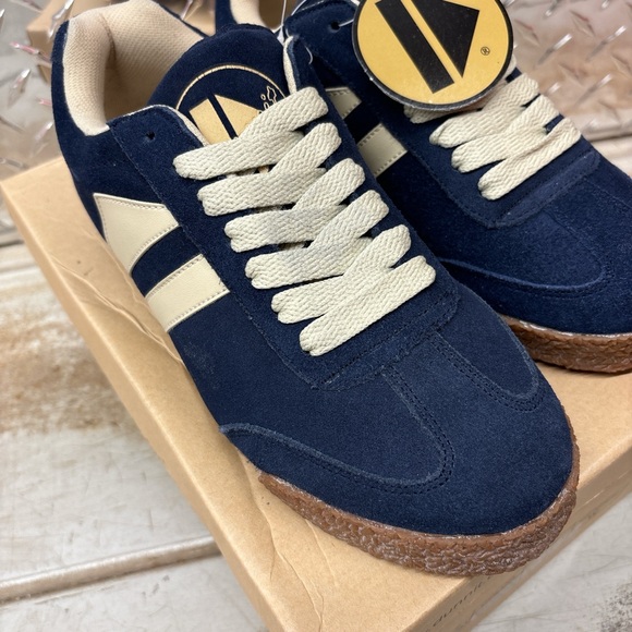 BNIB dunnit suedes navy blue/beige, sizes 5-10US womens - Picture 3 of 7